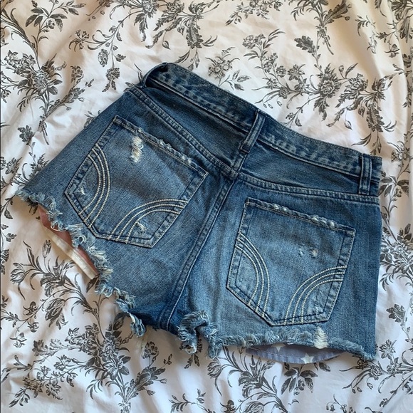Hollister Highwaisted Booty Shorts - Picture 2 of 6
